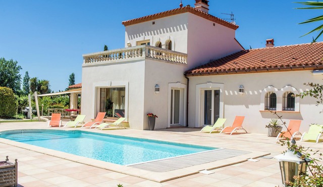 Villa 400m2, 6 bedrooms, 10 min walk to the beach