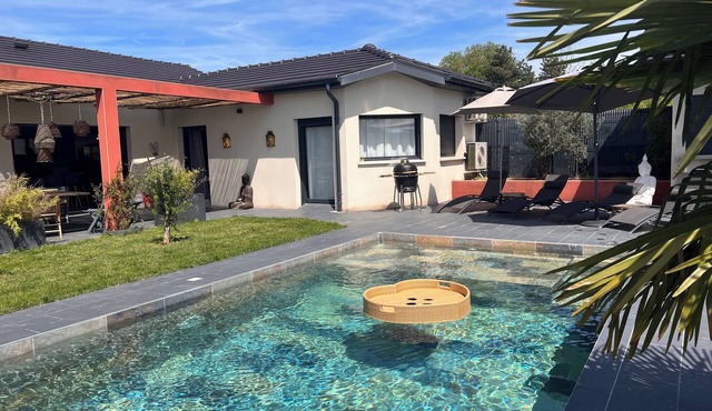 Villa 5 bedrooms, Bali style with pool and jacuzzi, land 1700 m², near lake