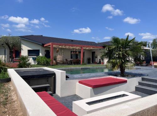 Villa 5 chambres avec piscine, jacuzzi, terrain.