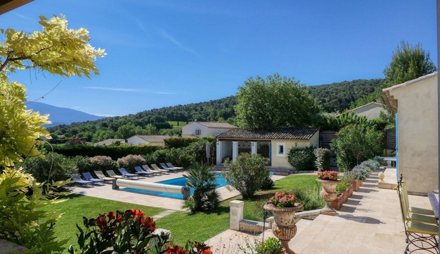 Villa 5* comfort - splendid view Mt Ventoux - peace and nature 2 km from centre