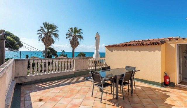 Villa 50 meters from the sea sea view in the heart of the village of st Aygulf