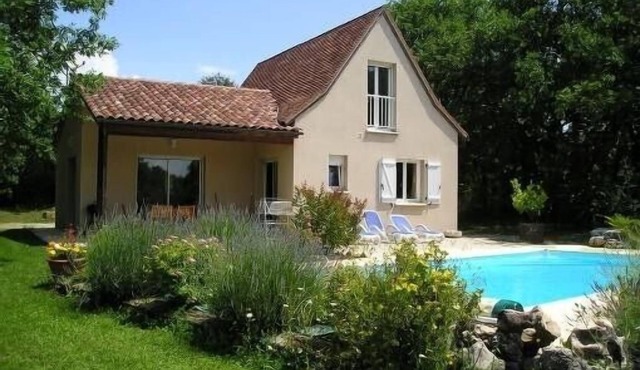 Villa 6-8 pers with swimming pool in the medieval village of Loubressac