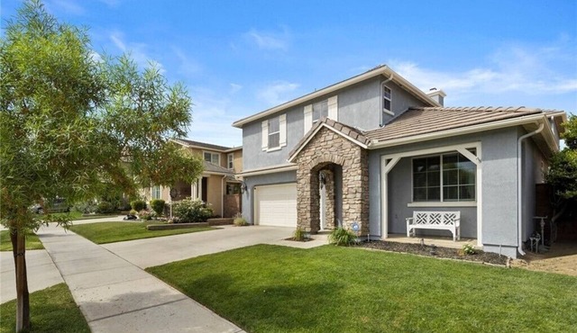 villa 6 beds,4.5 bath.3200sqft