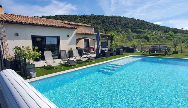 Villa 6 p., swimming pool, south facing. Large living room with fitted kitchen, 3 bedrooms.
