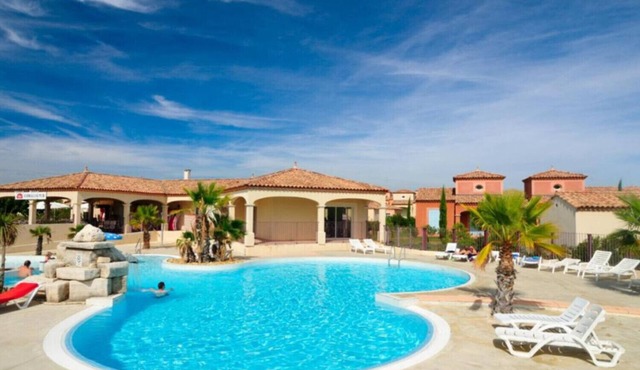 Villa 6 pers with garden in residence with swimming pool