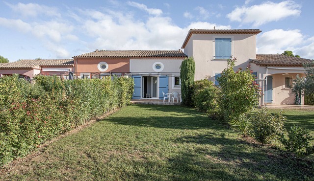 Villa 6 pers with garden in residence with swimming pool