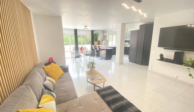 Villa 6 persons/pool/jacuzzi/campagne/terrain de pétanque/15 km Bandol