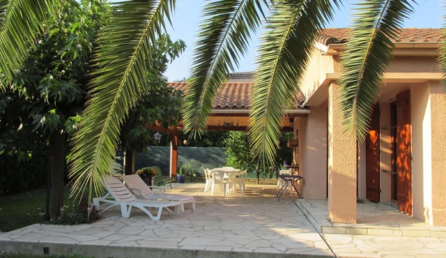 Villa 600 m from the sea with large terrace on raised closed ground of 1000 m2