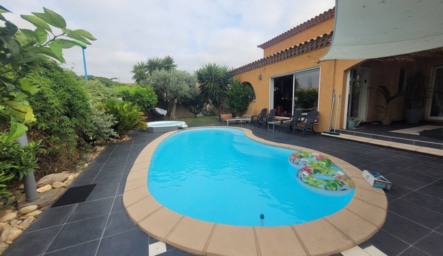 Villa 8 people with pool and jacuzzi