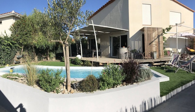 Villa 800m from the beach with swimming pool, garden and large shaded terraces