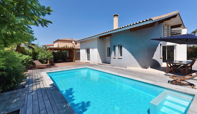 VILLA 9 pers 500 m from the SEA - HEATED SWIMMING POOL - Teck Terrace - QUIET AREA