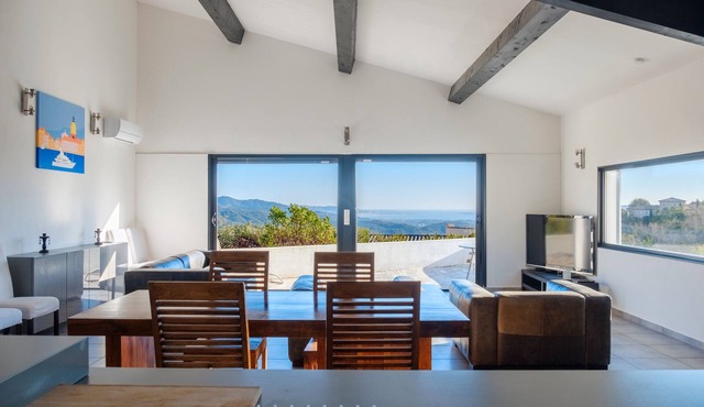 Villa 'Architecte Vue Mer' with Sea View, Wi-Fi and Air Conditioning