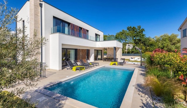 Villa Abarica - luxury villa with private heated pool,jacuzzi, and sauna near Vrsar and its beaches