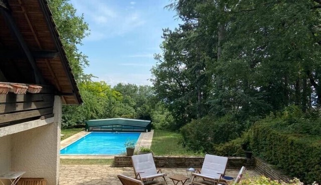 Villa above vineyards with swimming pool