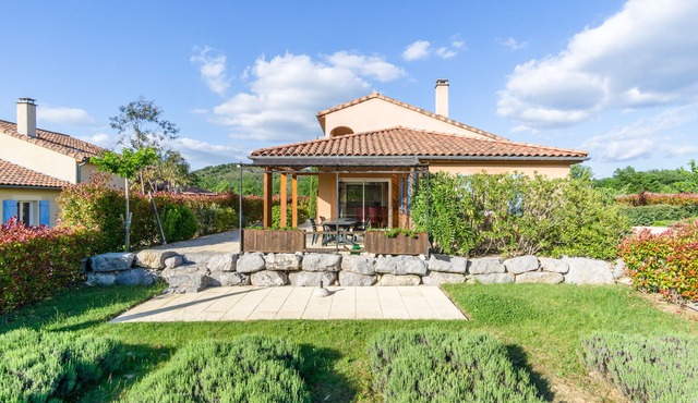 Villa Acacia for 8 people close to the communal swimming pool