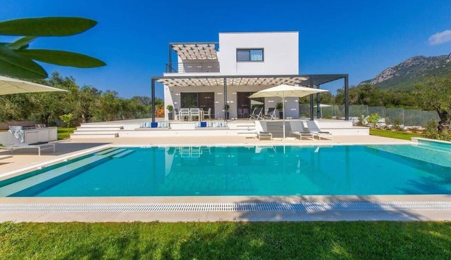 Villa Acaste Modern Comfort in Nature