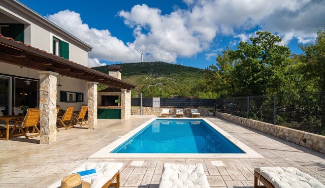 *Villa Admiral: Your Idyllic Retreat in rural area of Trogir hinterland*