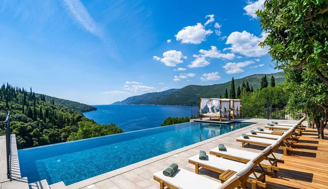 Villa Adriatica - with incredible views, 70 m2 infinity pool, and tranquil location