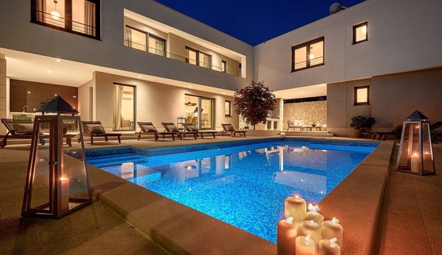 Villa Adris – A Luxurious Oasis with Heated Pool, Gym & Sauna