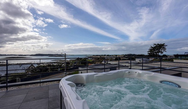 Villa Agapanthes · Facing the sea, indoor pool.