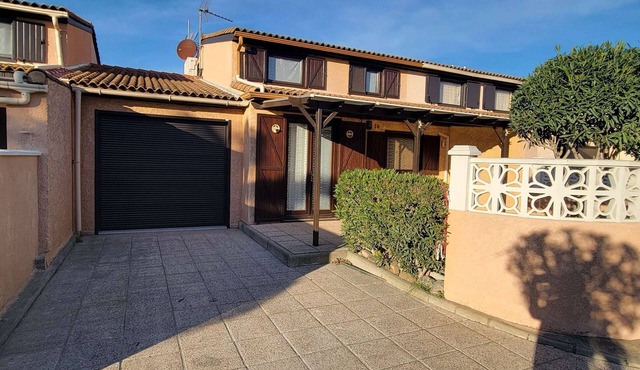 Villa airconditioned located in the secured residence "Les Tamaris" only 350m from the sea, wifi,.