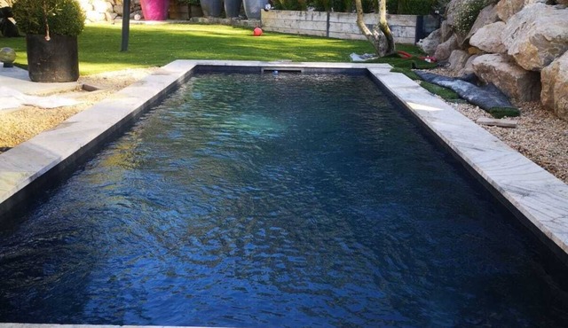 Villa Aix en Provence in a green setting with swimming pool surrounded by nature