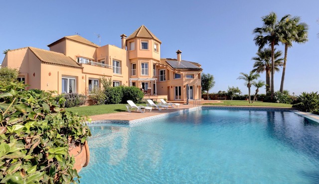 Villa "Alcaidesa Vistas al Mar" with Sea View, Pool & Wi-Fi