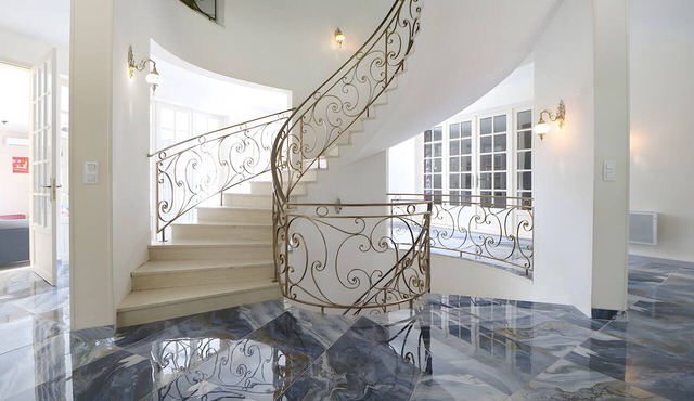 Villa 'Alhambra' with Private Terrace, Wi-Fi and Air Conditioning