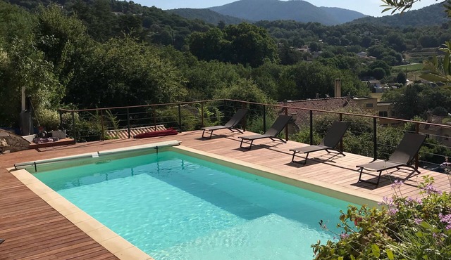 Villa ALL COMFORT IMPRENSABLE VIEW on the village and its hills, PRIVATE SWIMMING POOL