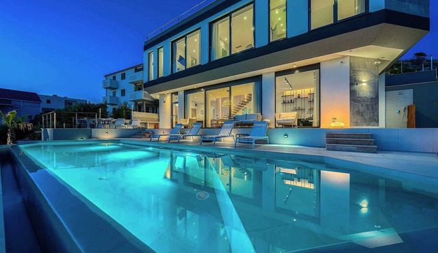 Villa Allina, Luxurious 5- Bedroom Villa with Panoramic Views with Heated Pool