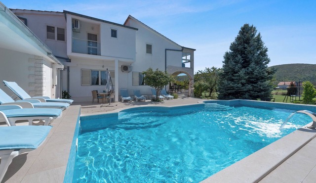 Villa Almas with swimming pool, summer grill house and tennis court