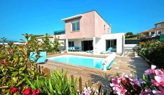 VILLA ALOHA: Contemporary villa with heated pool in Fréjus, Côte d'Azur