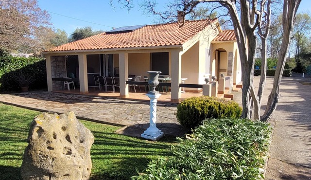 villa alone, 170m2 in a quiet area, swimming pool, 2700m2 of land, near all shops