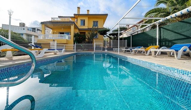 'Villa Amador' with Sea View, Pool & Wi-Fi