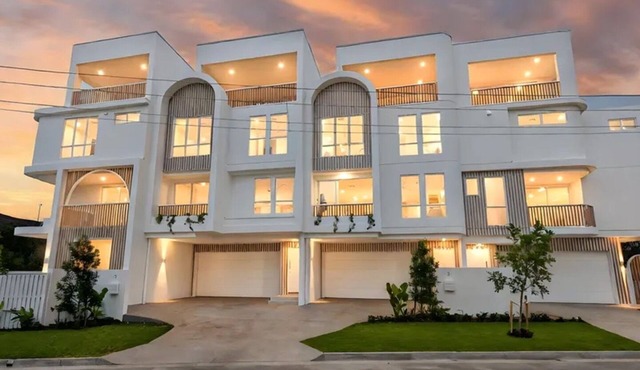 Villa Amalfi - 3 Bedroom, 4 bathroom and 2 living areas