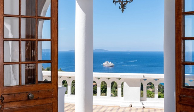 VILLA AMICITIA, LE RAYOL, FABULOUS SEA VIEW, SHOPS AND BEACH ON FOOT