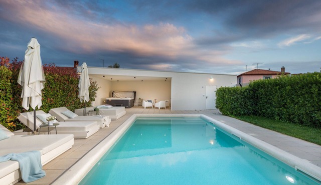 Villa Amia in Pula for 6 people with jacuzzi & kids playground - pet friendly