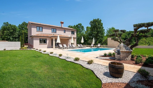 Villa Amore: Sonnenverwöhnter Luxus am Meer