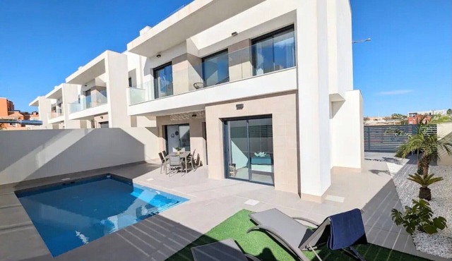 Villa 'Amplia Esquinera Con Piscina' with Private Pool, Wi-Fi and Air Conditioning