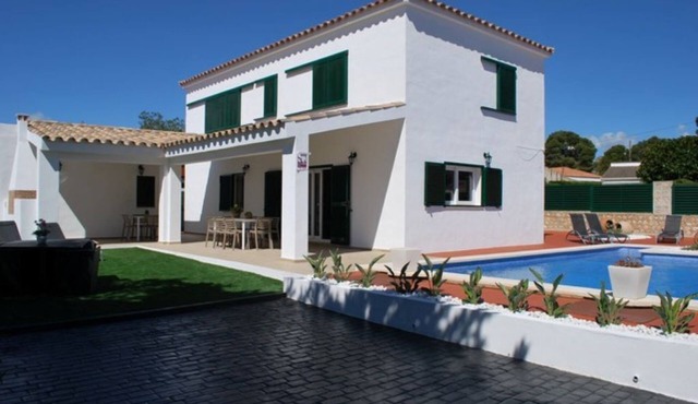 Villa an escasos metros de la playa, con piscina privada y 5 dormitorios