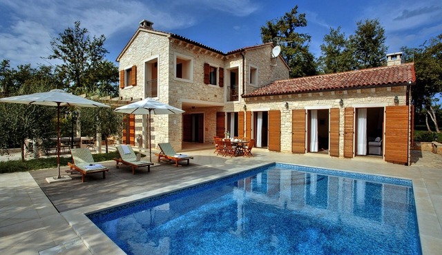 Villa Ana, privacy 5* Villa with large Garden, Child friendly, 300m to beach