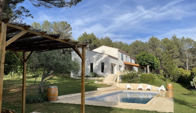 Villa and swimming pool at the foot of Sainte-Victoire
