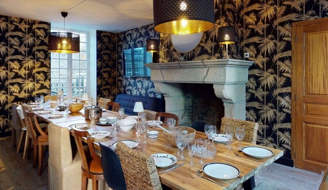 Villa and Courtyard of Paradise in the historic center: fireplace, flat screen, billiards!