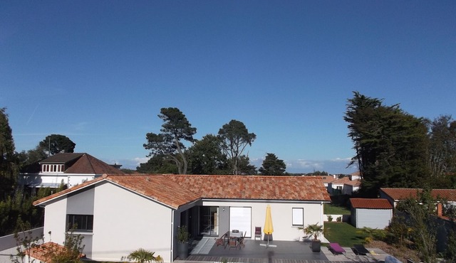 Villa and heated pool 800m from the beach and center of pornic on foot wifi