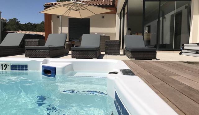 Villa and swim spa near the lake