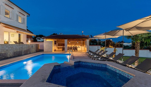 Villa Anela with pool in Porec, Istria