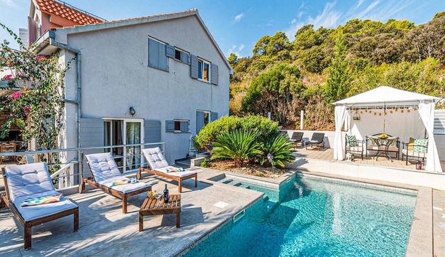 Villa Angela - Six Bedroom Villa with Swimming Pool