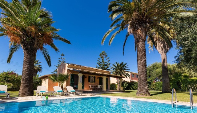 Villa Angelos: Welcoming villa with private pool set a few staps away from sandy beach