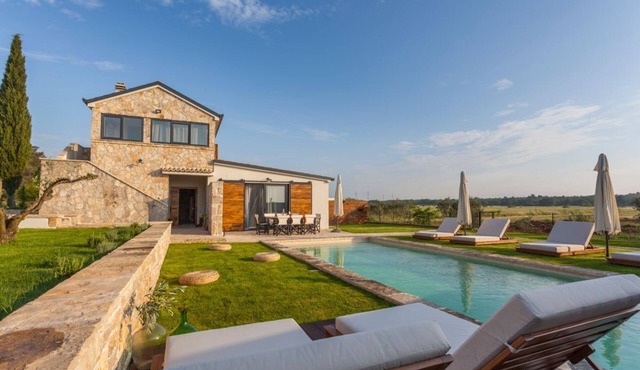 Villa Angi - Four Bedroom Villa, Sleeps 10