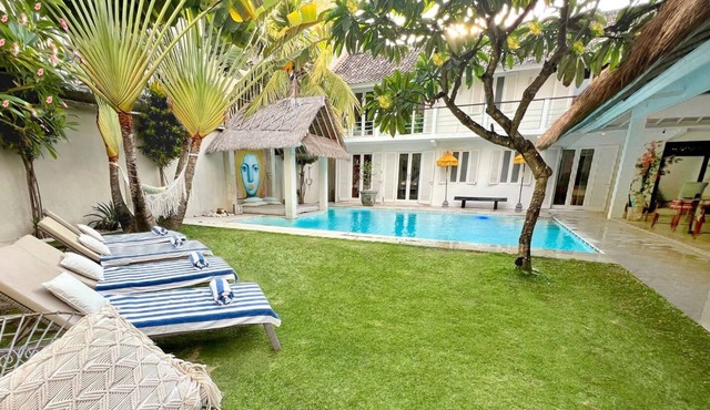 Villa Anh Yeu - 6BR villa in Seminyak with Free Breakfast & Airport pick up.